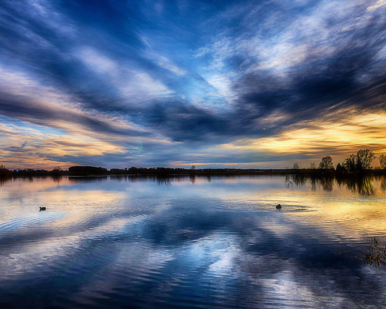 Красивое небо на закате отражается в озере