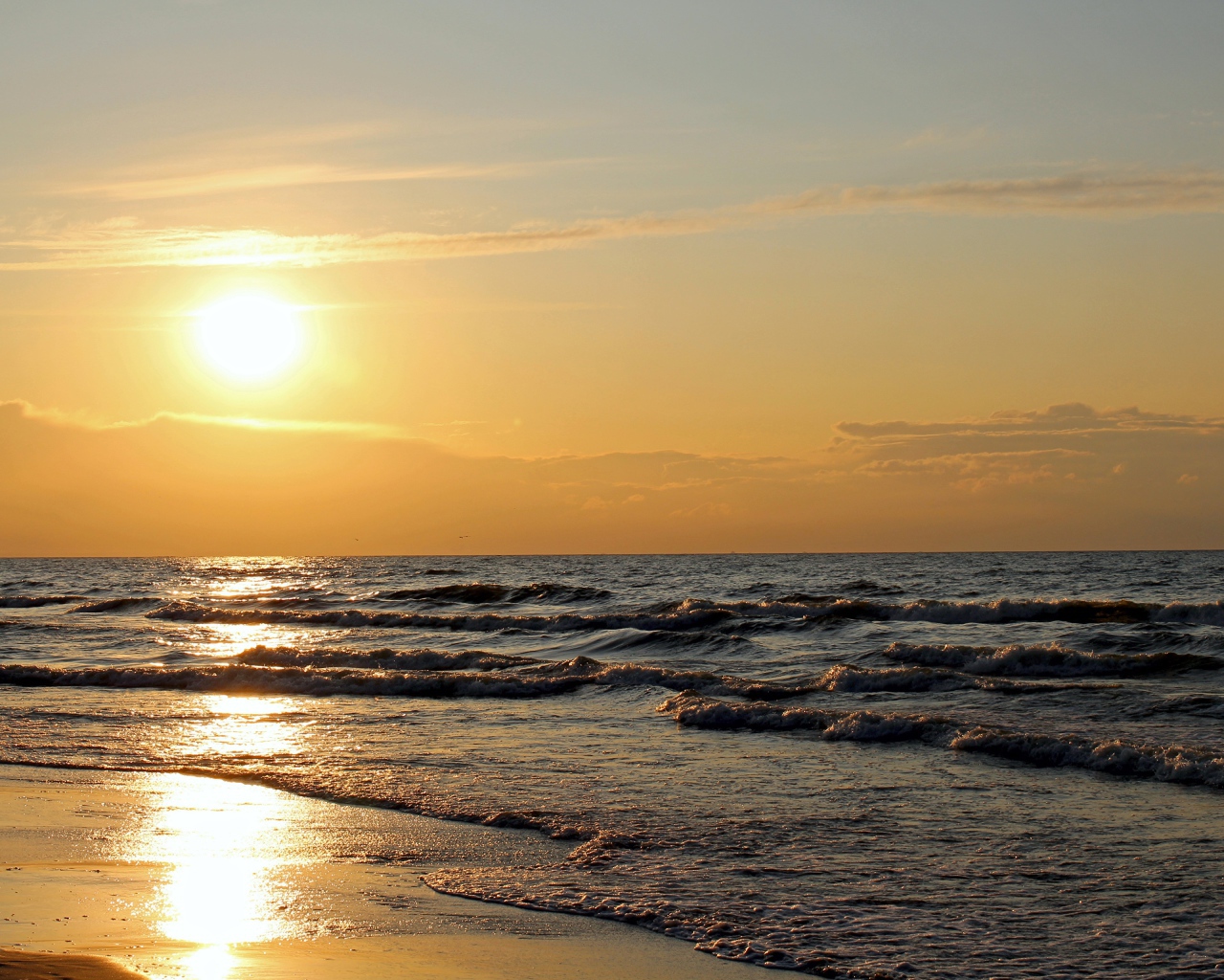 Закат яркого летнего солнца над морем