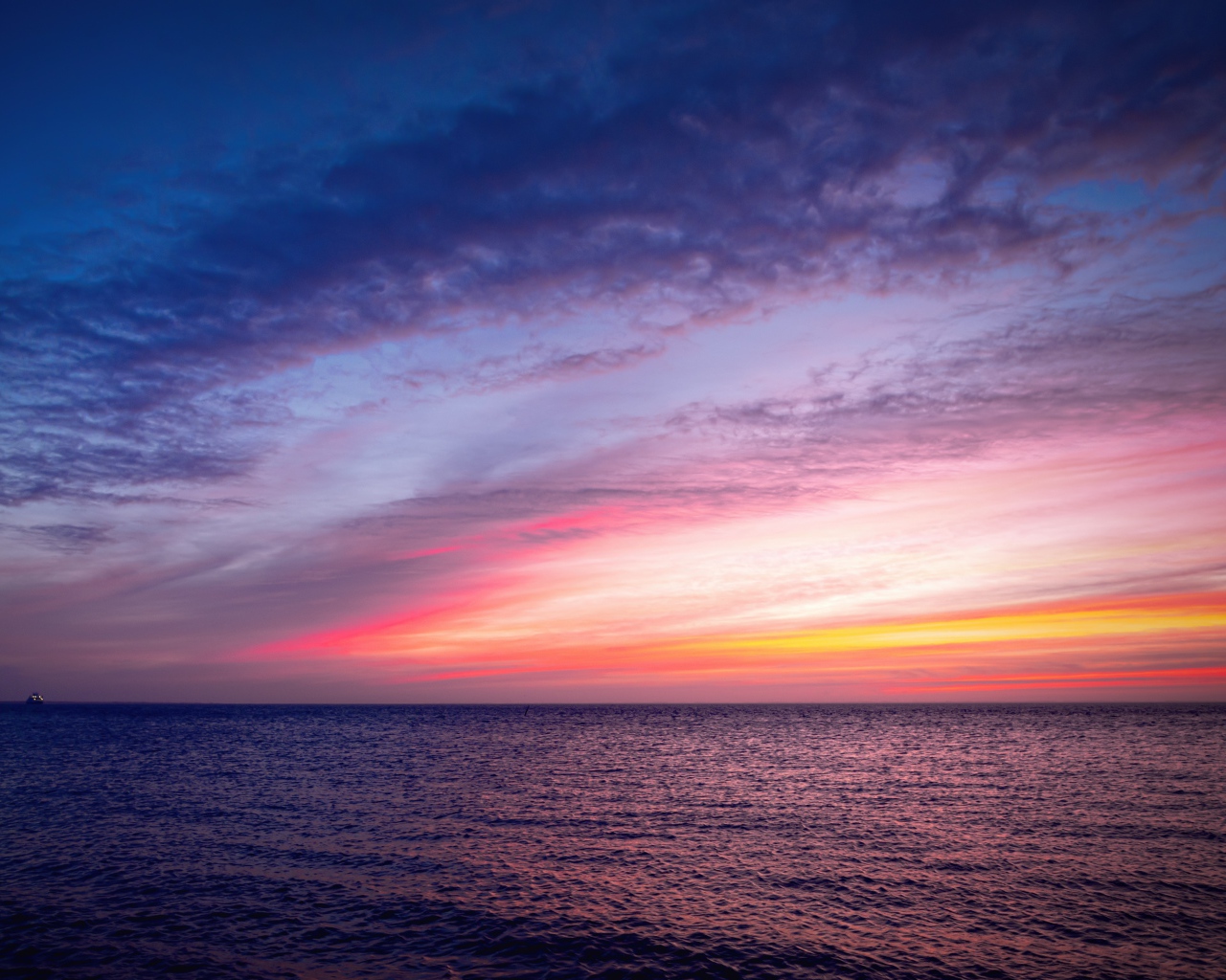 Бескрайнее спокойное море на закате солнца