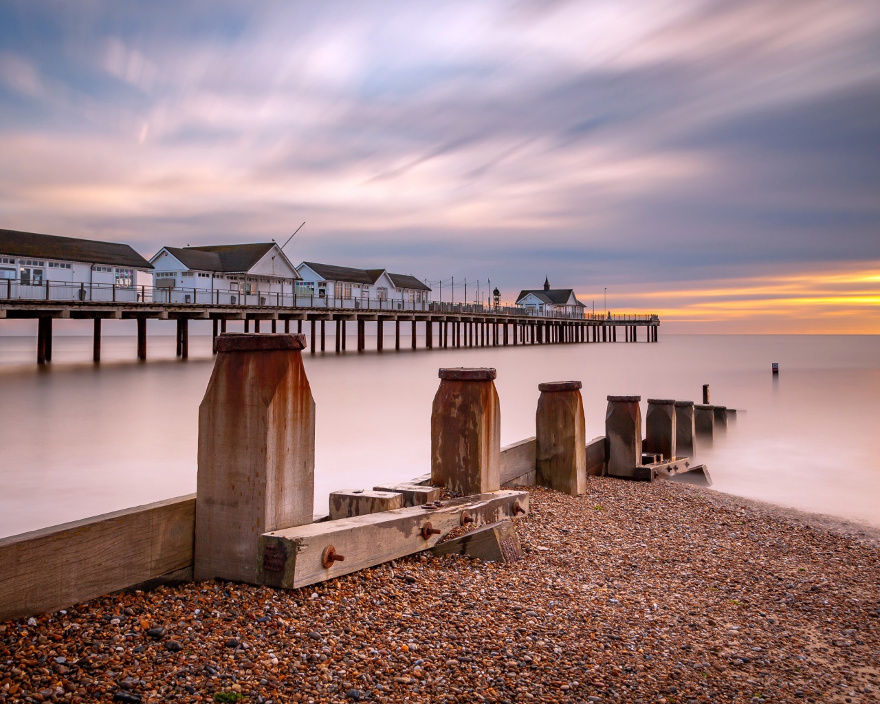 Дома на мосту в спокойной море на закате 