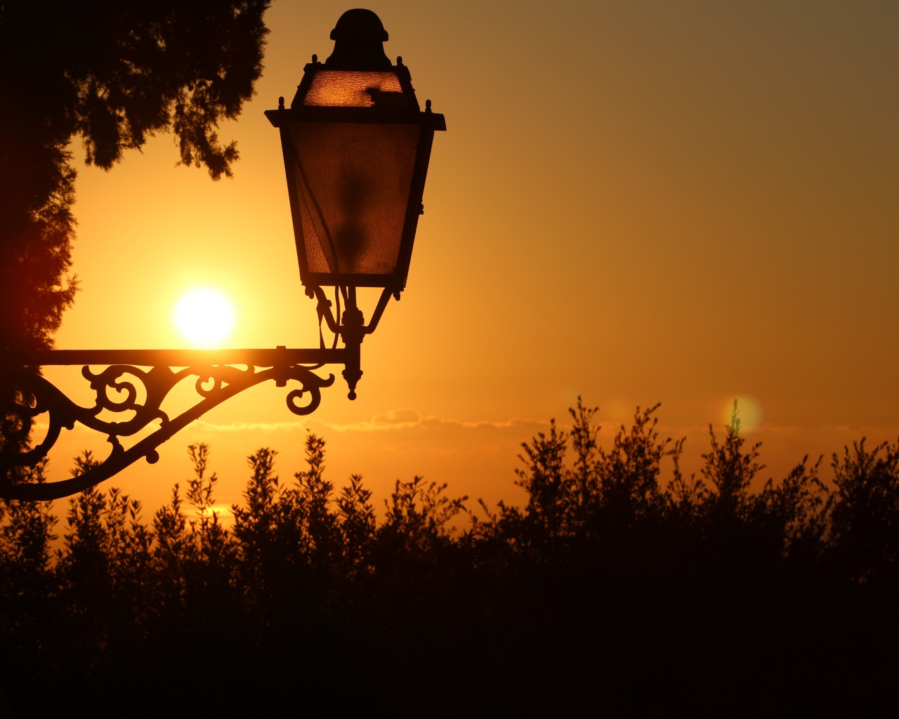 Фонарь на дома на закате солнца