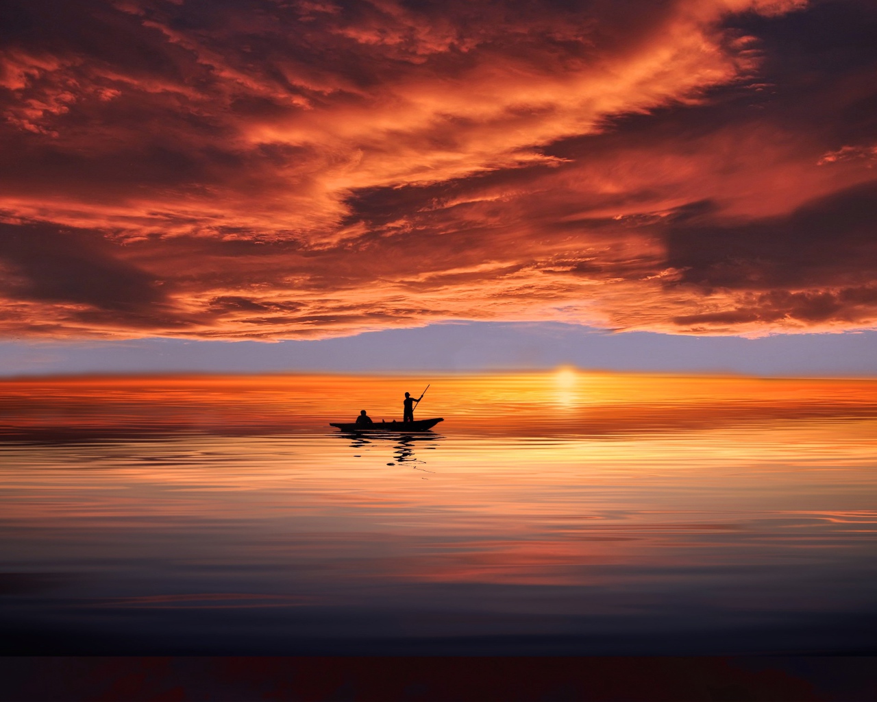 Низкое красное небо над морем на закате 