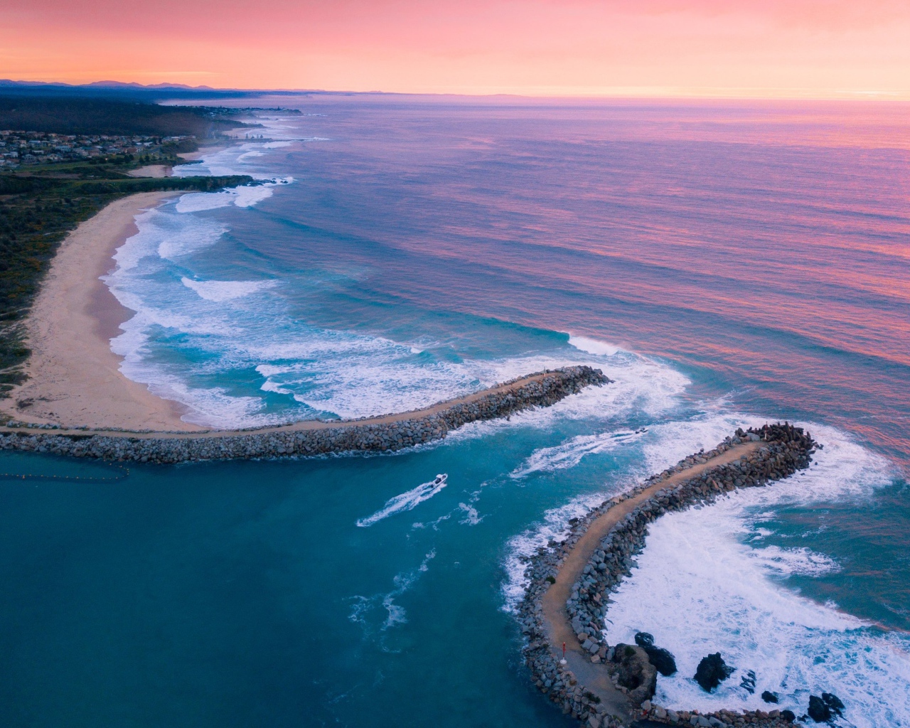 Розовый закат над океаном