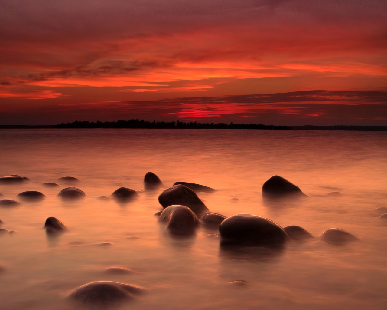 Камни в речной воде на закате солнца 