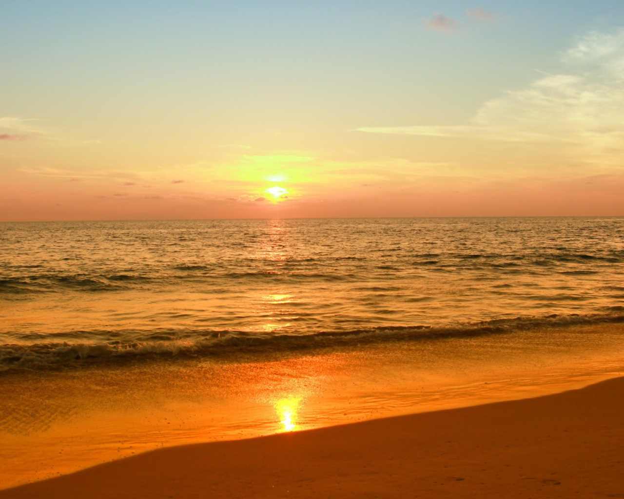 Закат солнца в небе над морем летом 