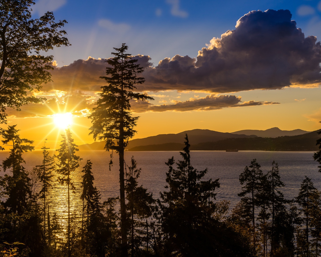 Закат солнца над озером в небе с облаками 