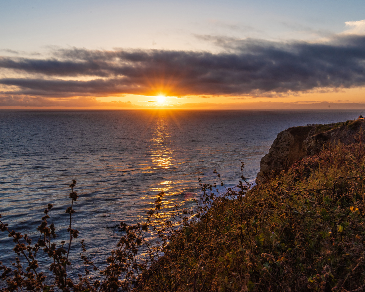 Вид на закат солнца в темных облаках в небе над морем 