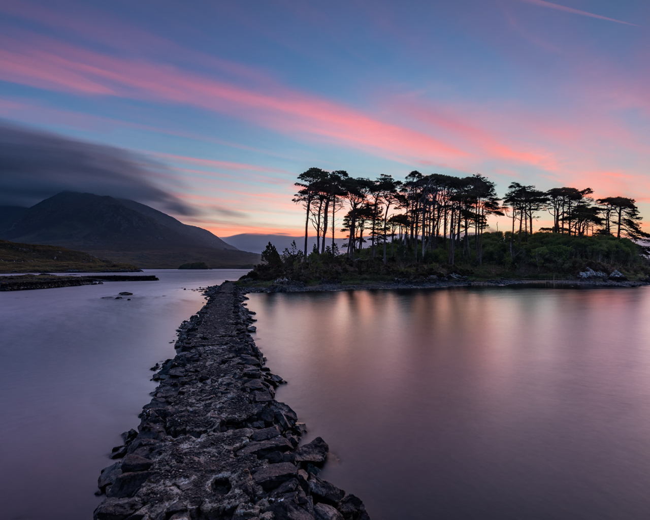 Дорога ведет к острову на фоне голубого заката