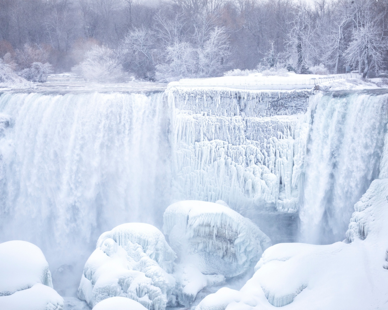 Замерзший водопад стекает по камням зимой