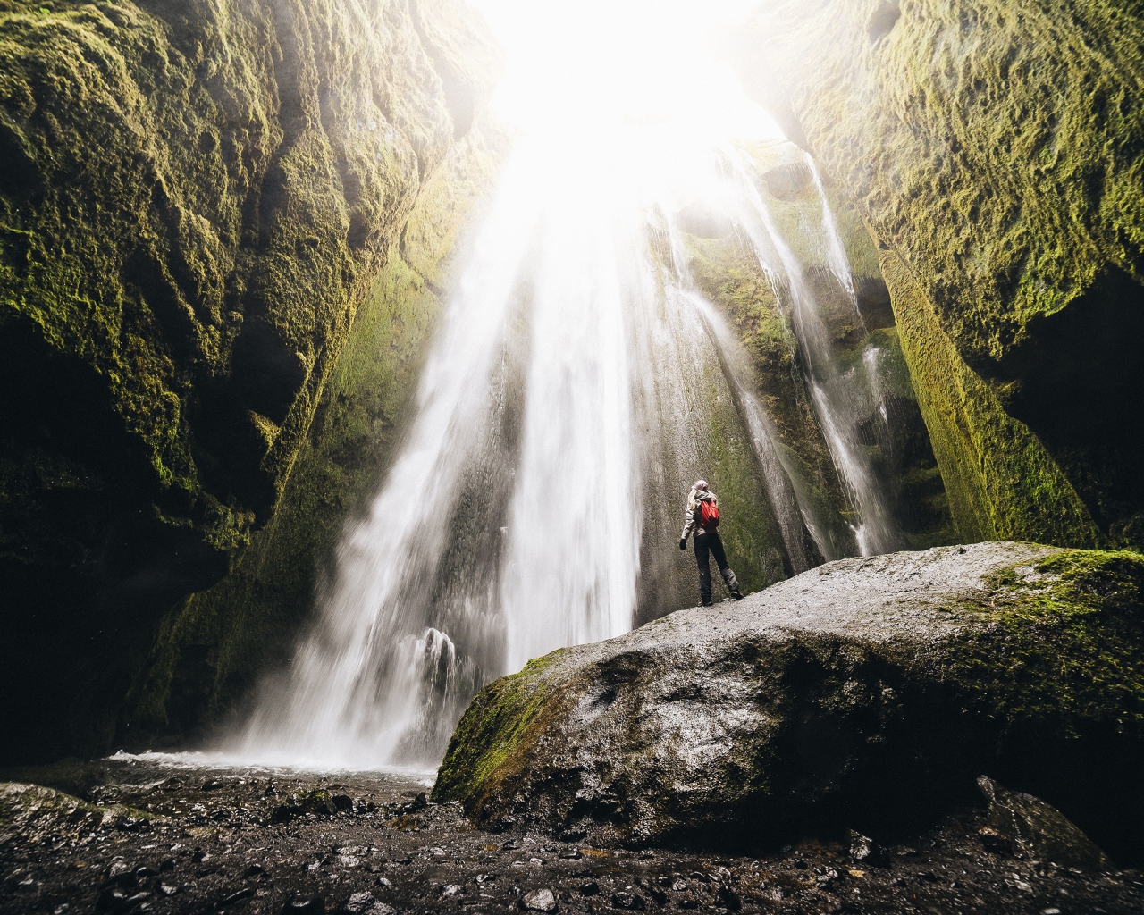 Быстрый водопад стекает между скал 