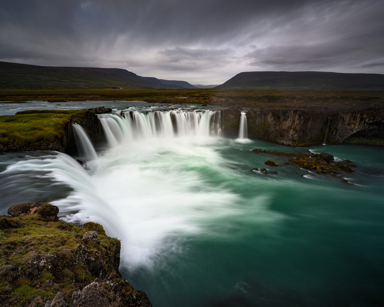Пасмурное небо над водопадом 
