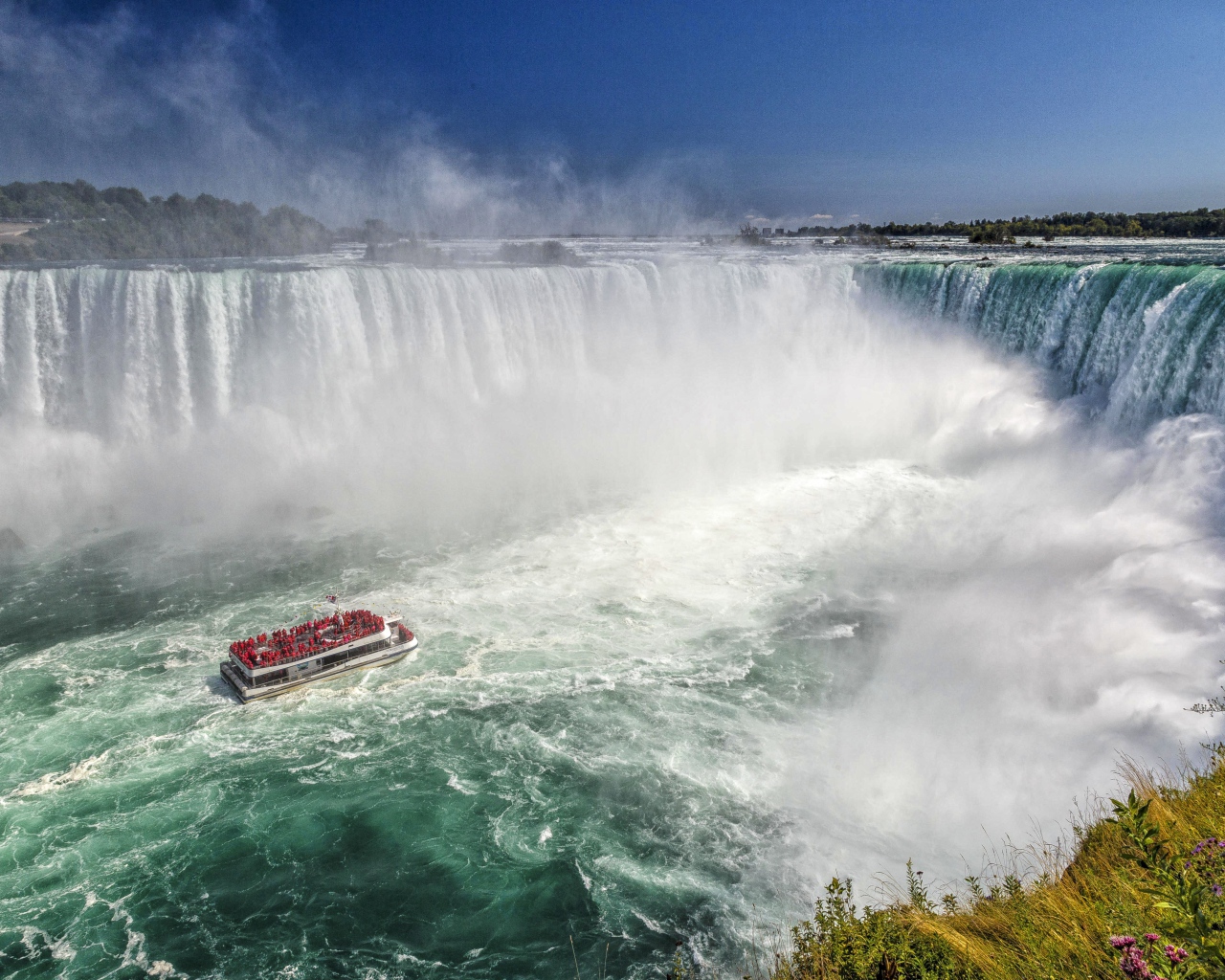 Огромный бушующий водопад Виктория