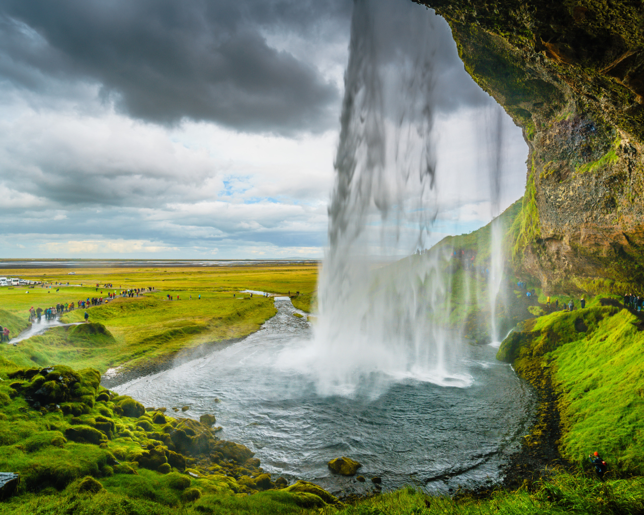 Водопад в Исландии стекает со скалы 