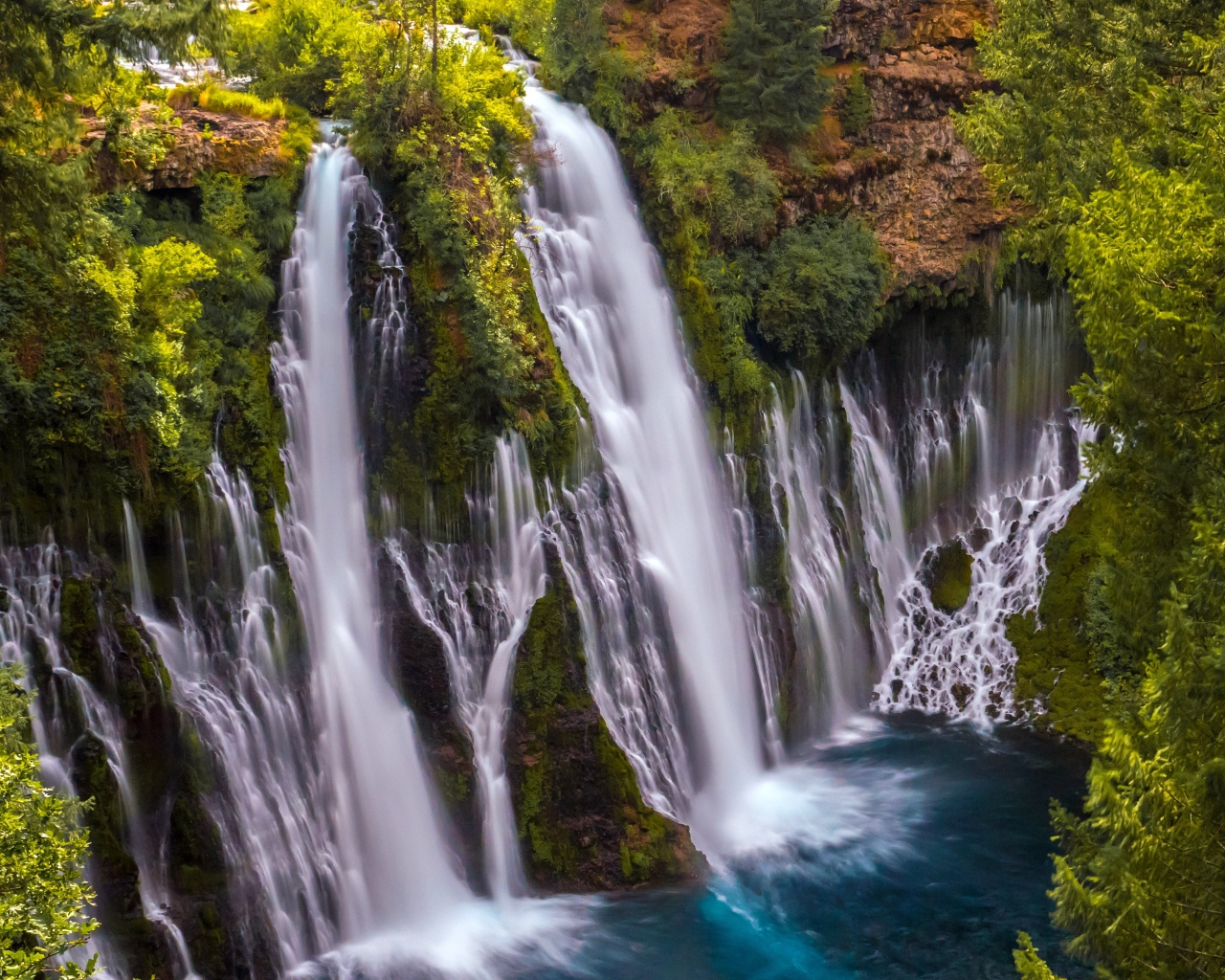 Быстрый водопад стекает с утеса, Калифорния