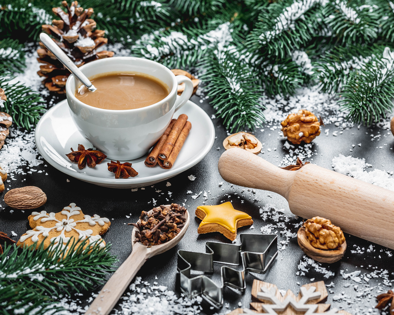 Чашка горячего какао на столе  еловыми ветками и орехами