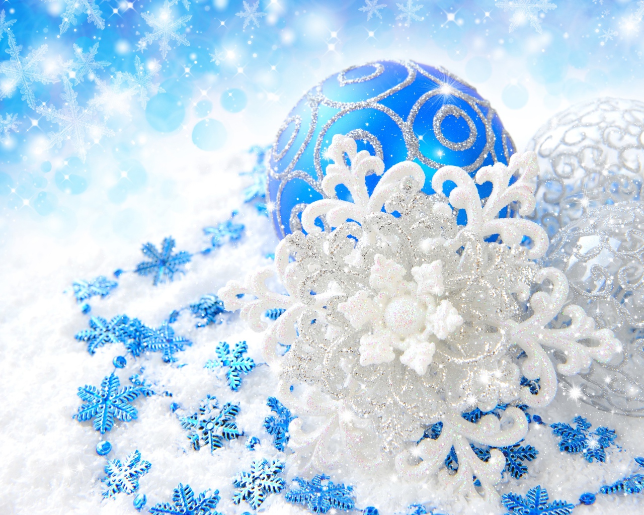 Красивые елочные шары со снежинками на голубом фоне на Новый год 