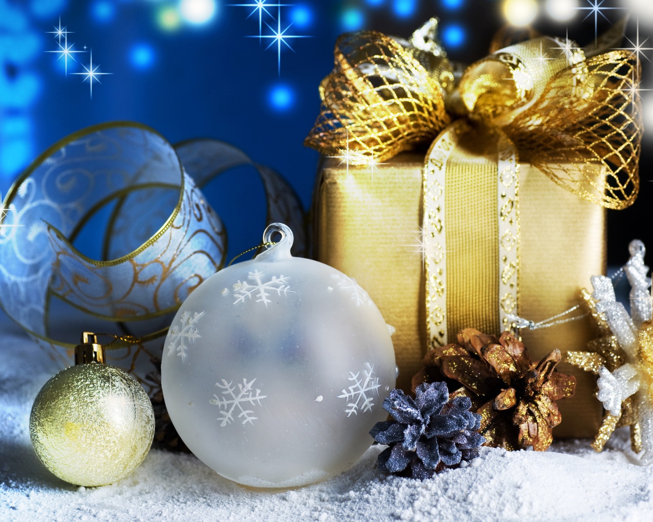 Красивые елочные игрушки и подарок крупным планом