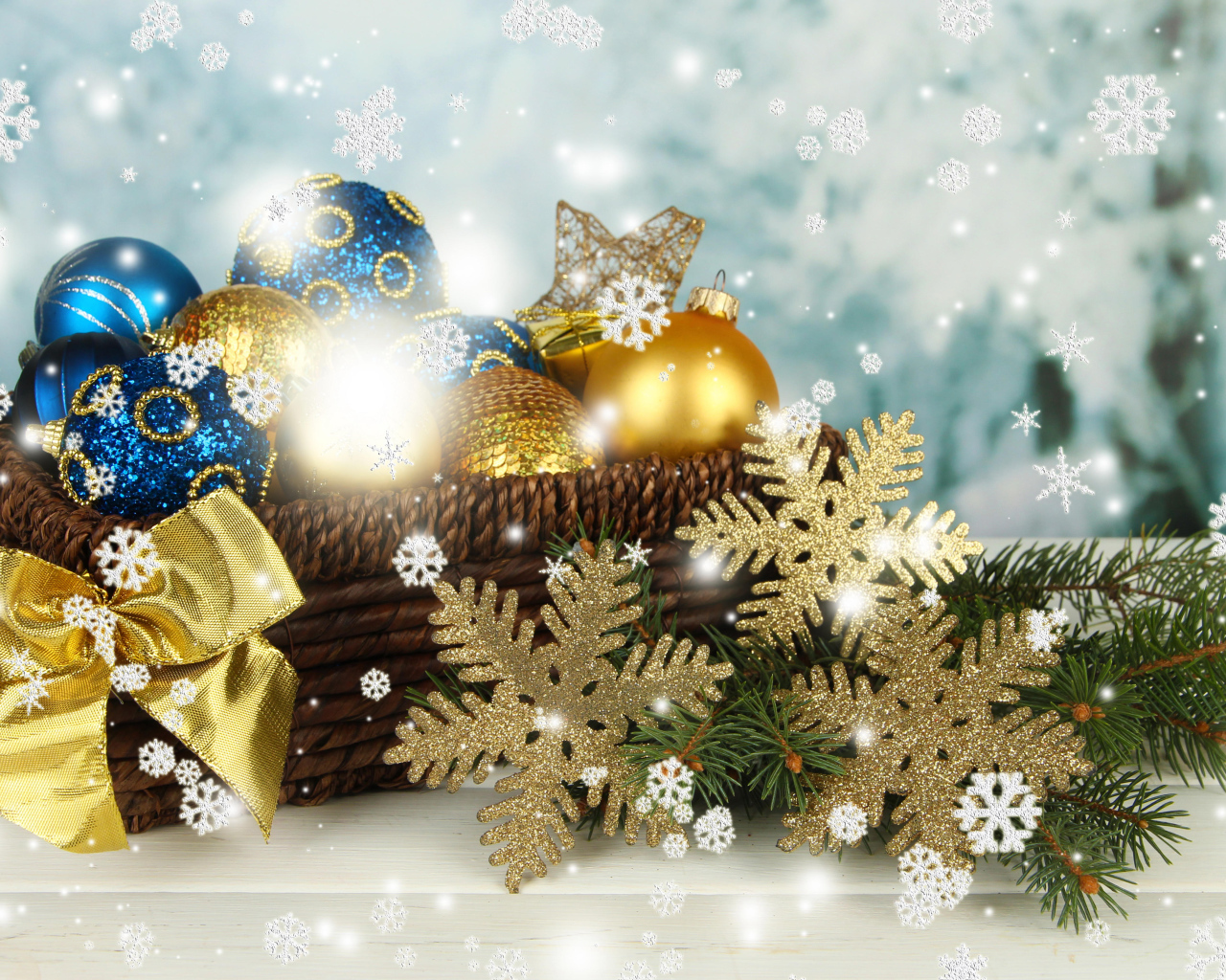 Красивые елочные игрушки в корзине на Новый год 2021