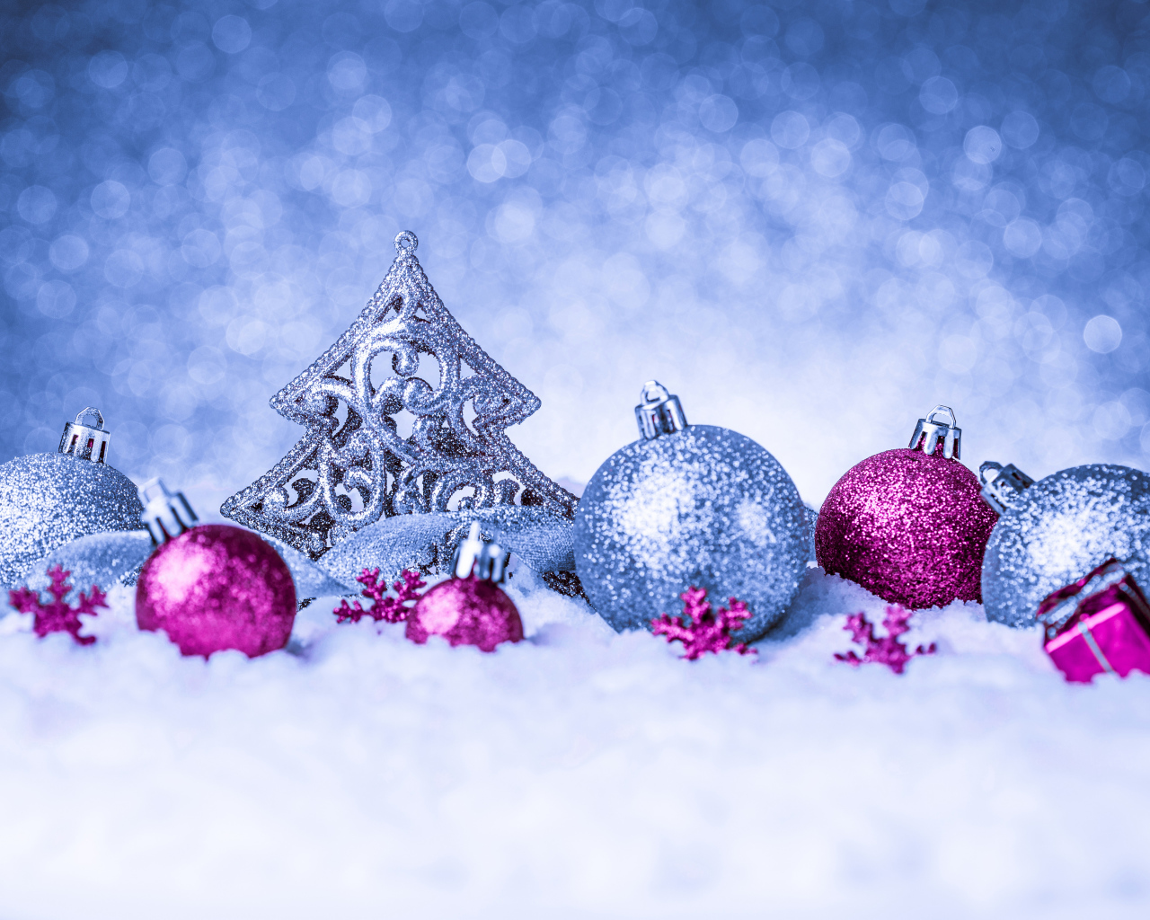 Красивые новогодние игрушки на снегу, фон для открытки 