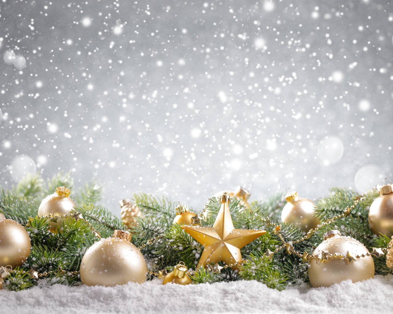 Красивые елочные игрушки с веткой, фон для новогодней открытки