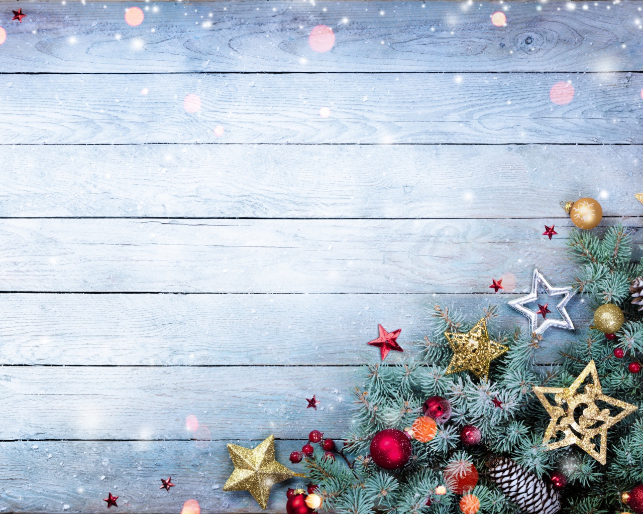 Красивый фон для новогодней открытки с еловой веткой и игрушками