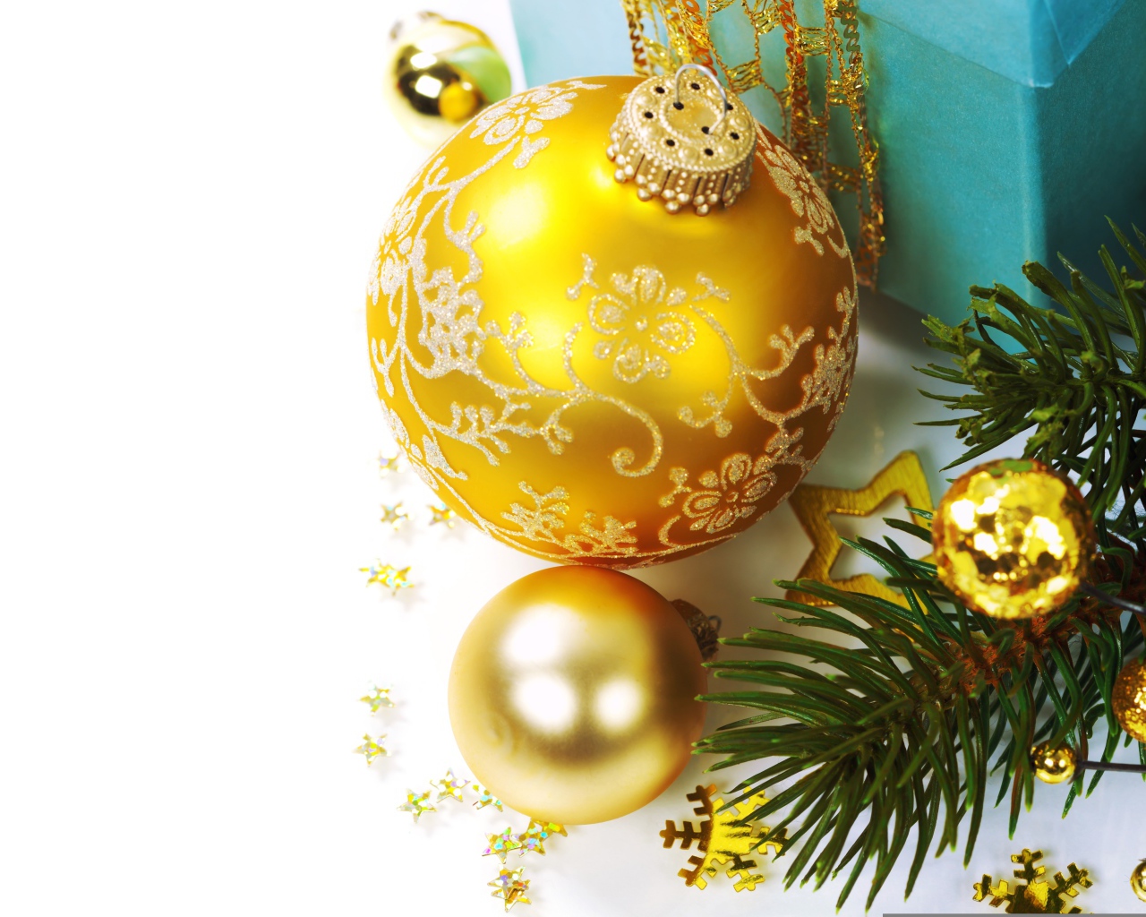 Красивые золотистые елочные шарики на новый год