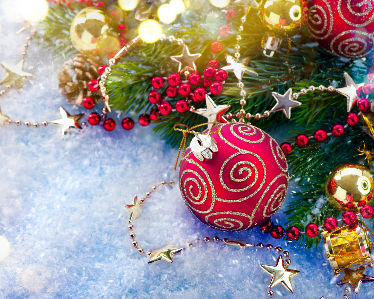 Яркие елочные украшения на снегу с веткой 