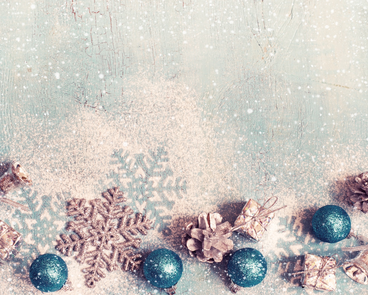 Новогодний декор на голубом фоне, шаблон для праздничной открытки 