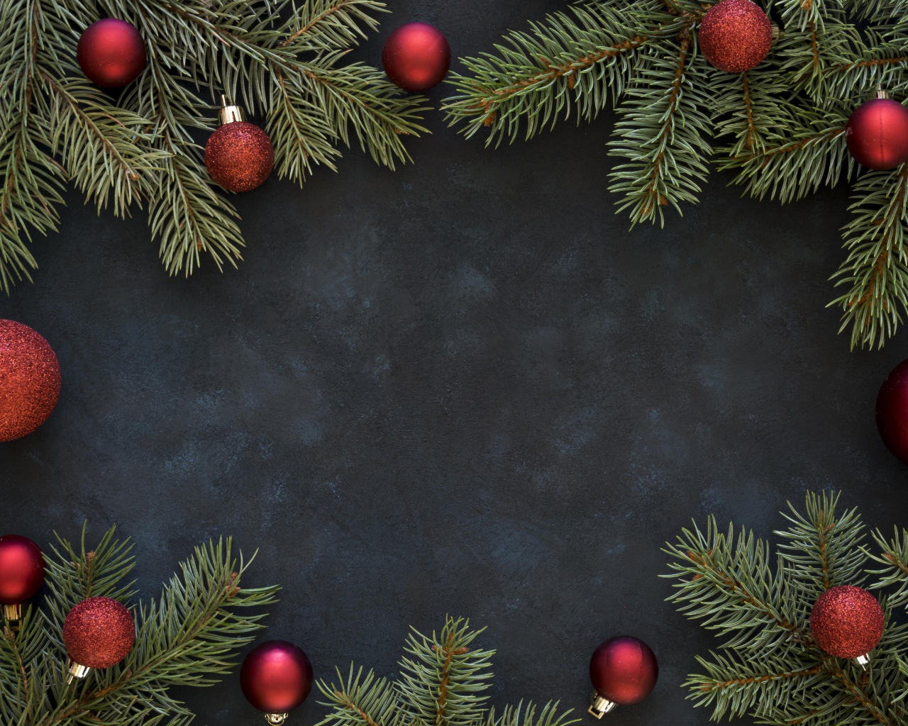 Елочные ветки с красными шариками, фон для новогодней открытки 