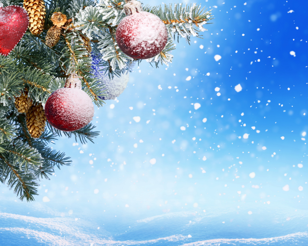 Еловая ветка с игрушками на голубом фоне на Новый год 