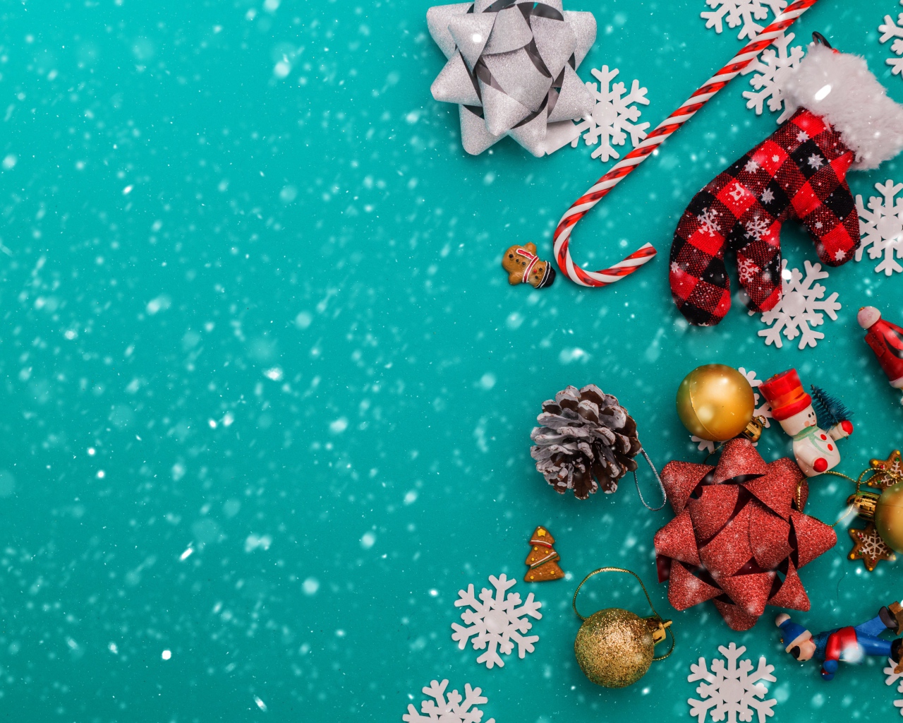 Новогодний декор на голубом фоне, шаблон для открытки 