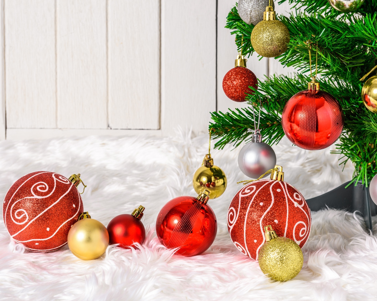 Красные и золотистые шарики с елкой на новый год 