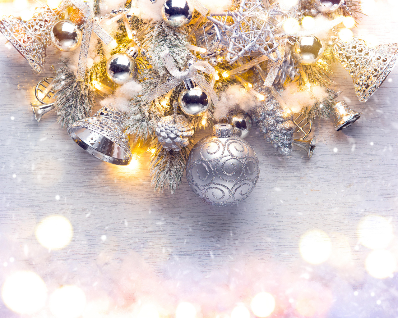 Серебристые елочные украшения на новый год 2021