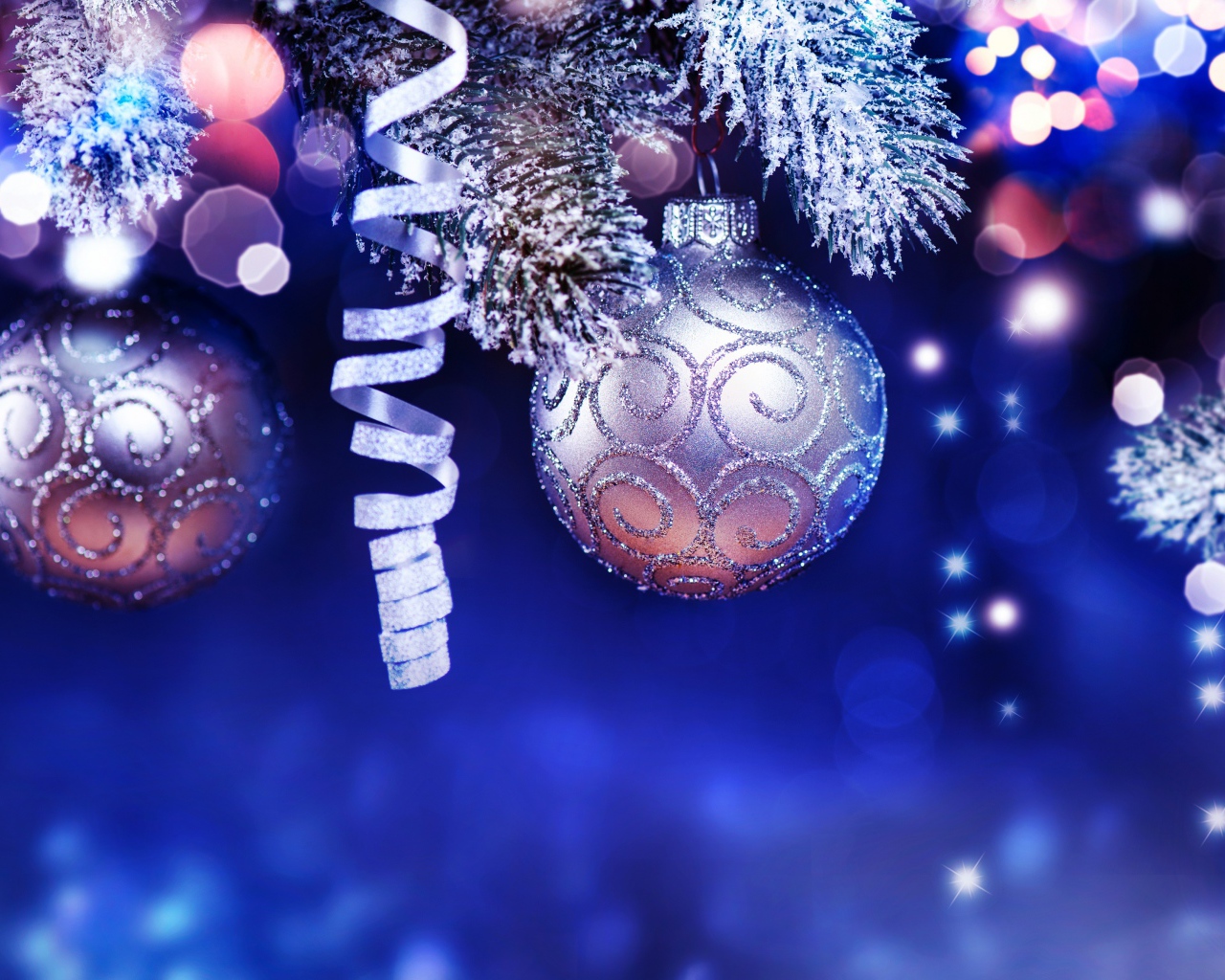 Серебристые шарики на елке на синем фоне