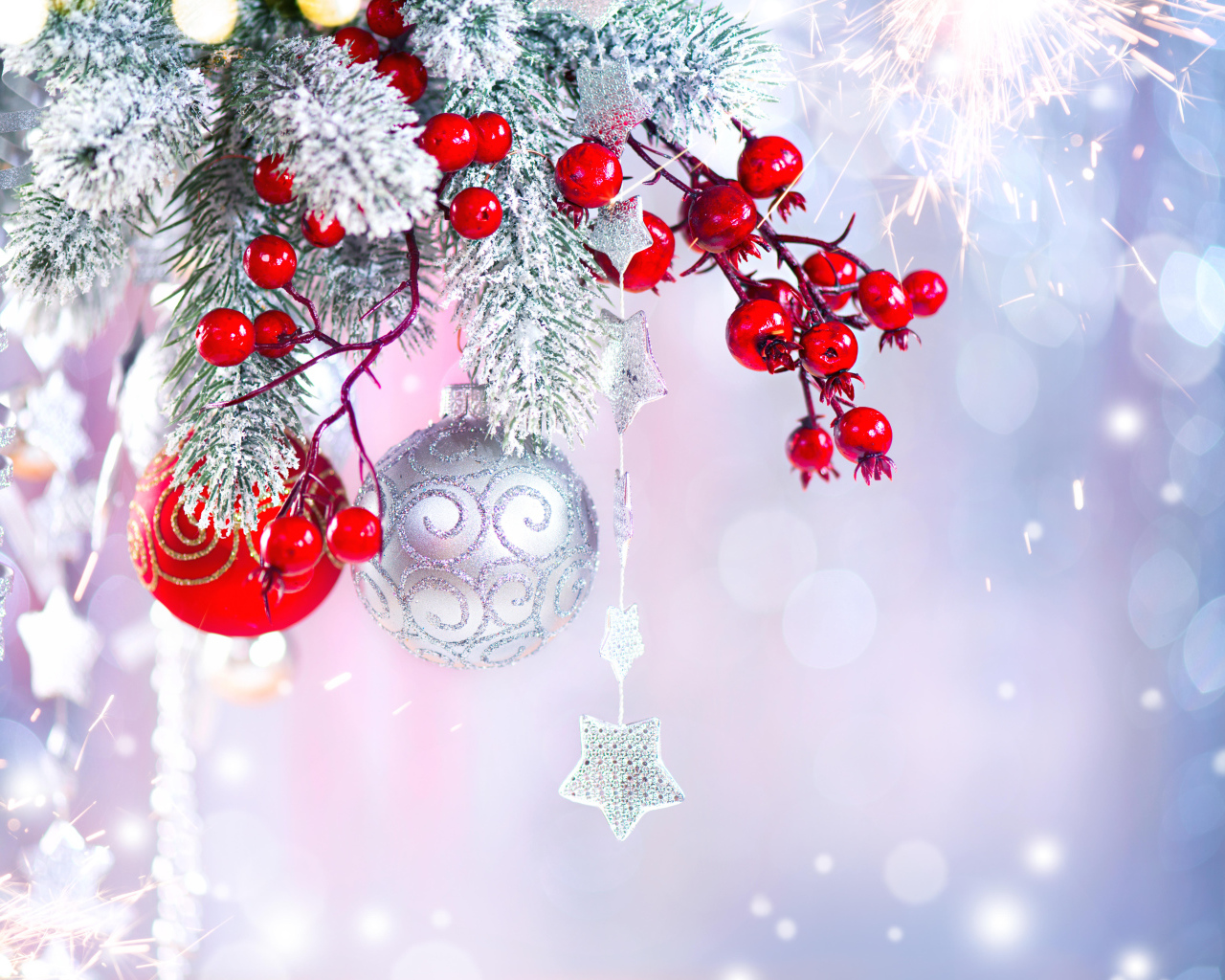 Заснеженная ветка с игрушками, фон для открытки на Новый год 