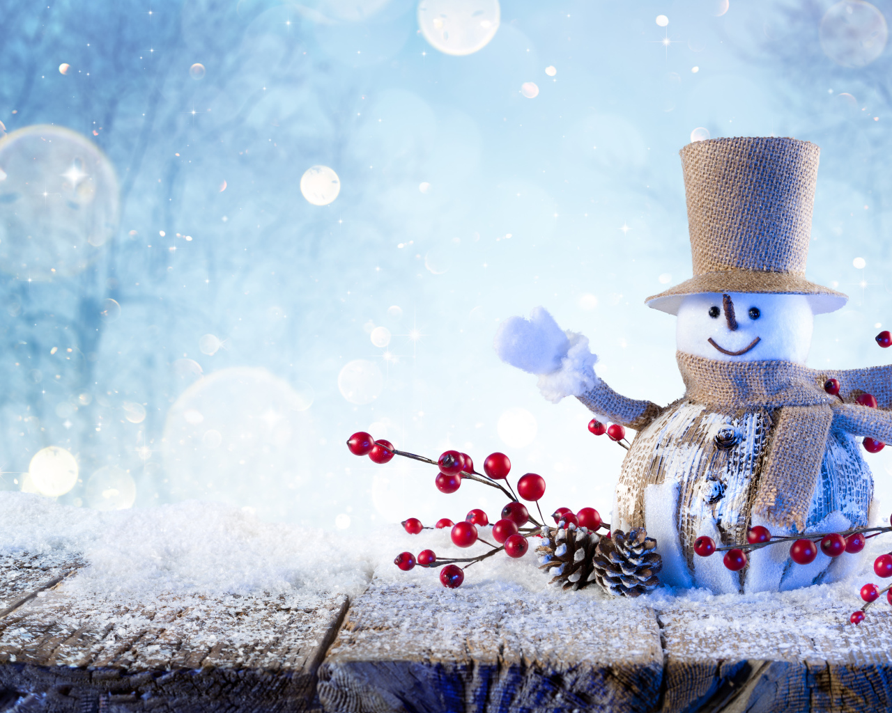 Снеговик на деревянном полу, фон для открытки на Новый год 