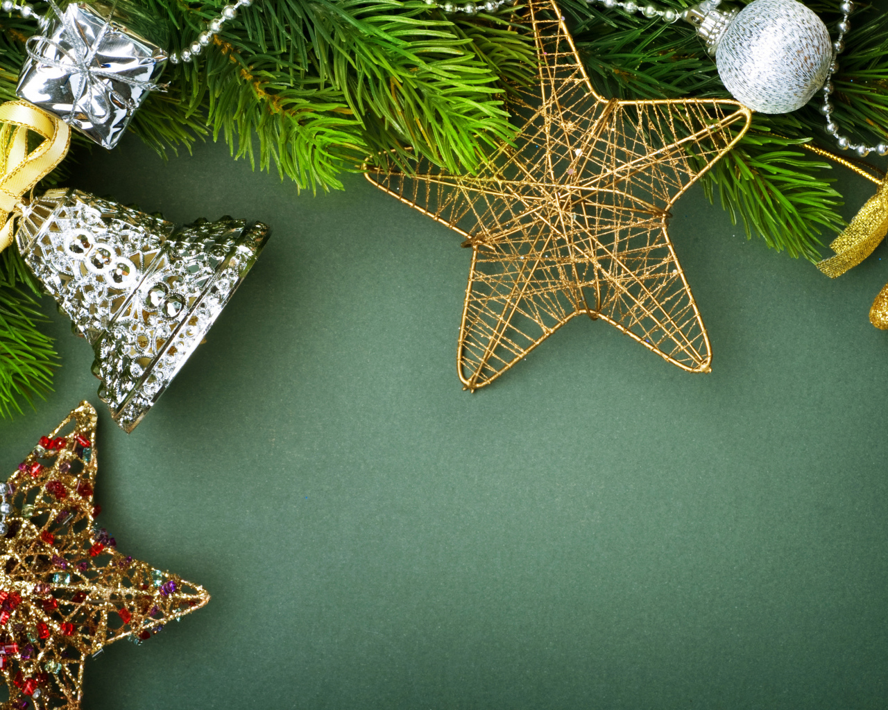 Шаблон для новогодней открытки с игрушками на зеленом фоне