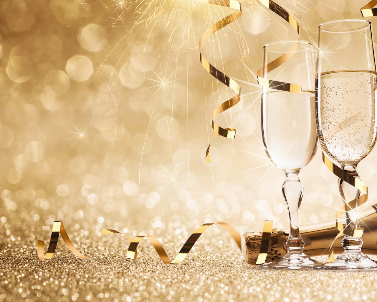 Два бокала и шампанское на новый год, фон 