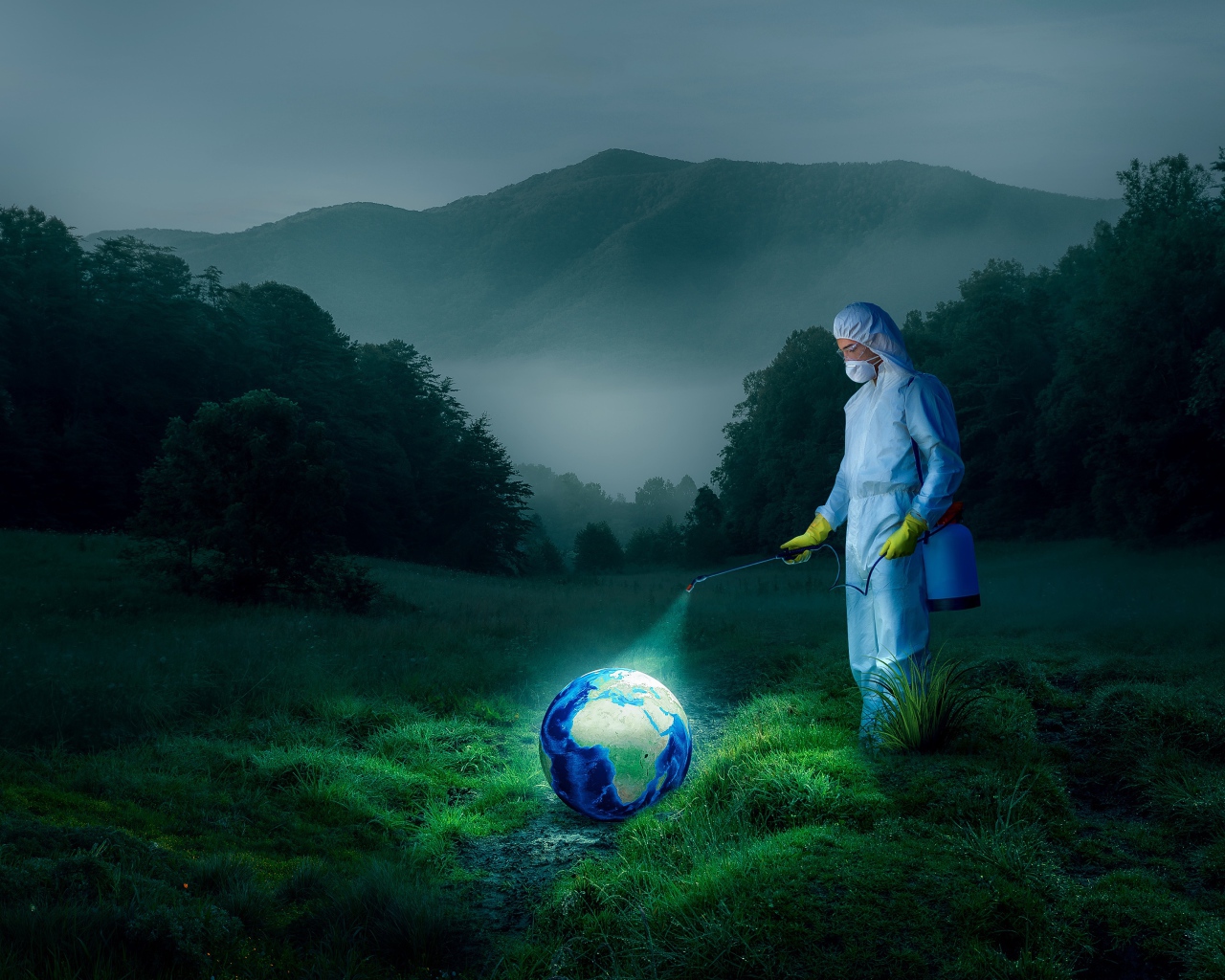 Мужчина обрабатывает землю от вирусов