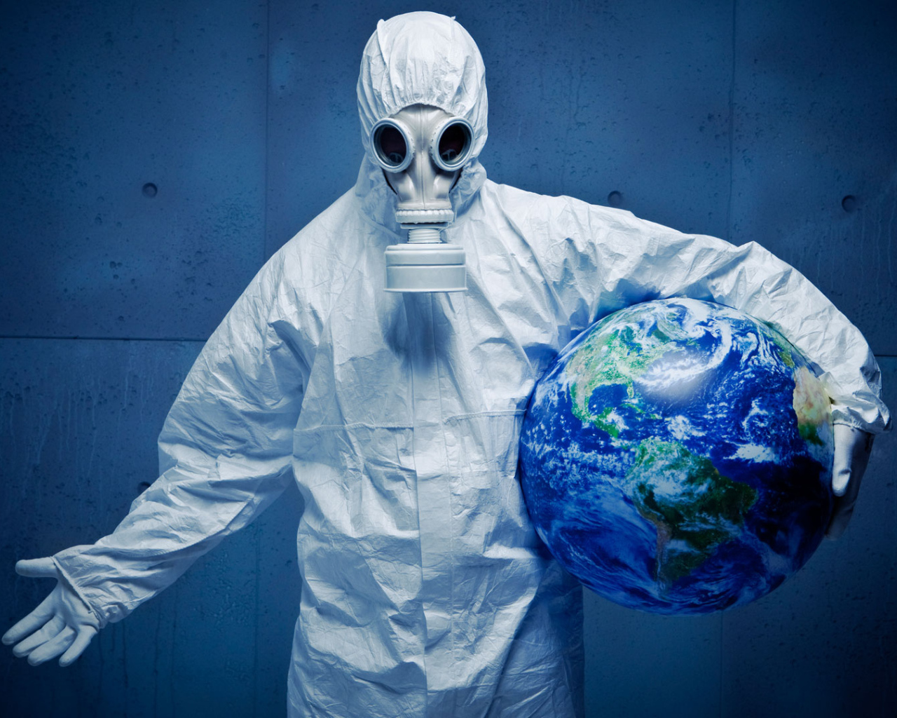 Мужчина в белом защитном костюме спасает планету от пандемии коронавирус covid-19