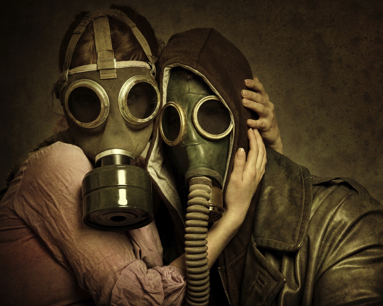 Пара в противогазах, защита от пандемии covid-19