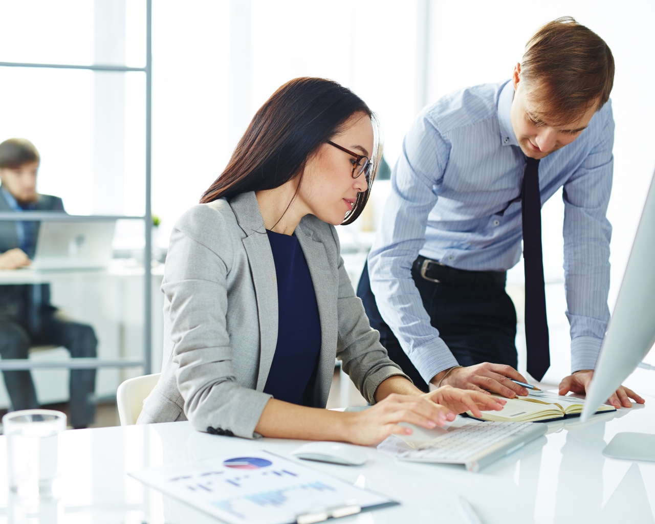 Деловая девушка и парень в офисе 