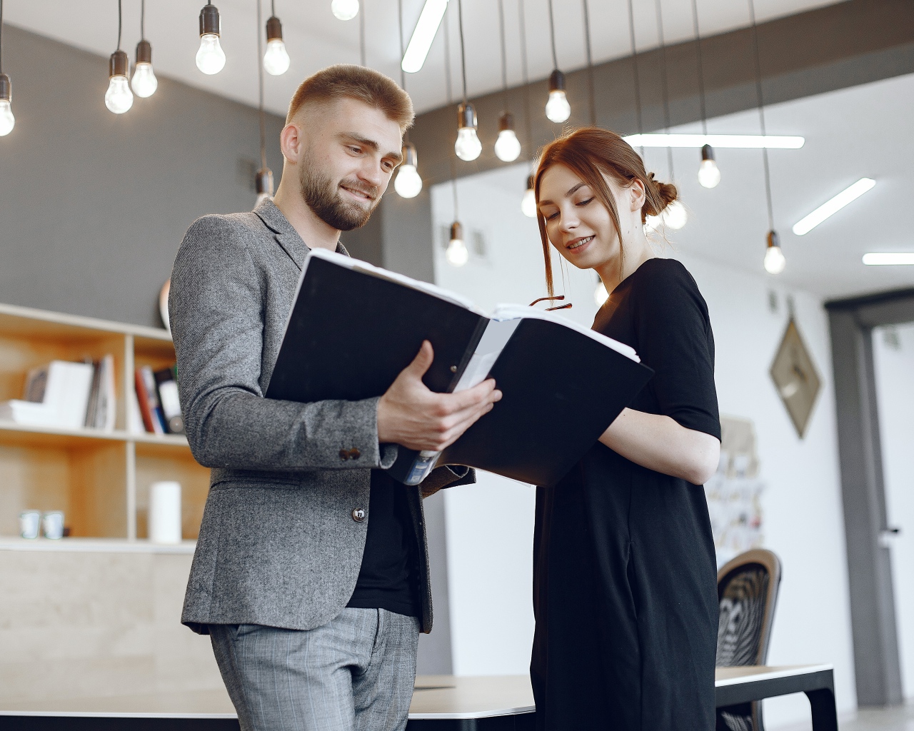 Мужчина и девушка с договором в офисе