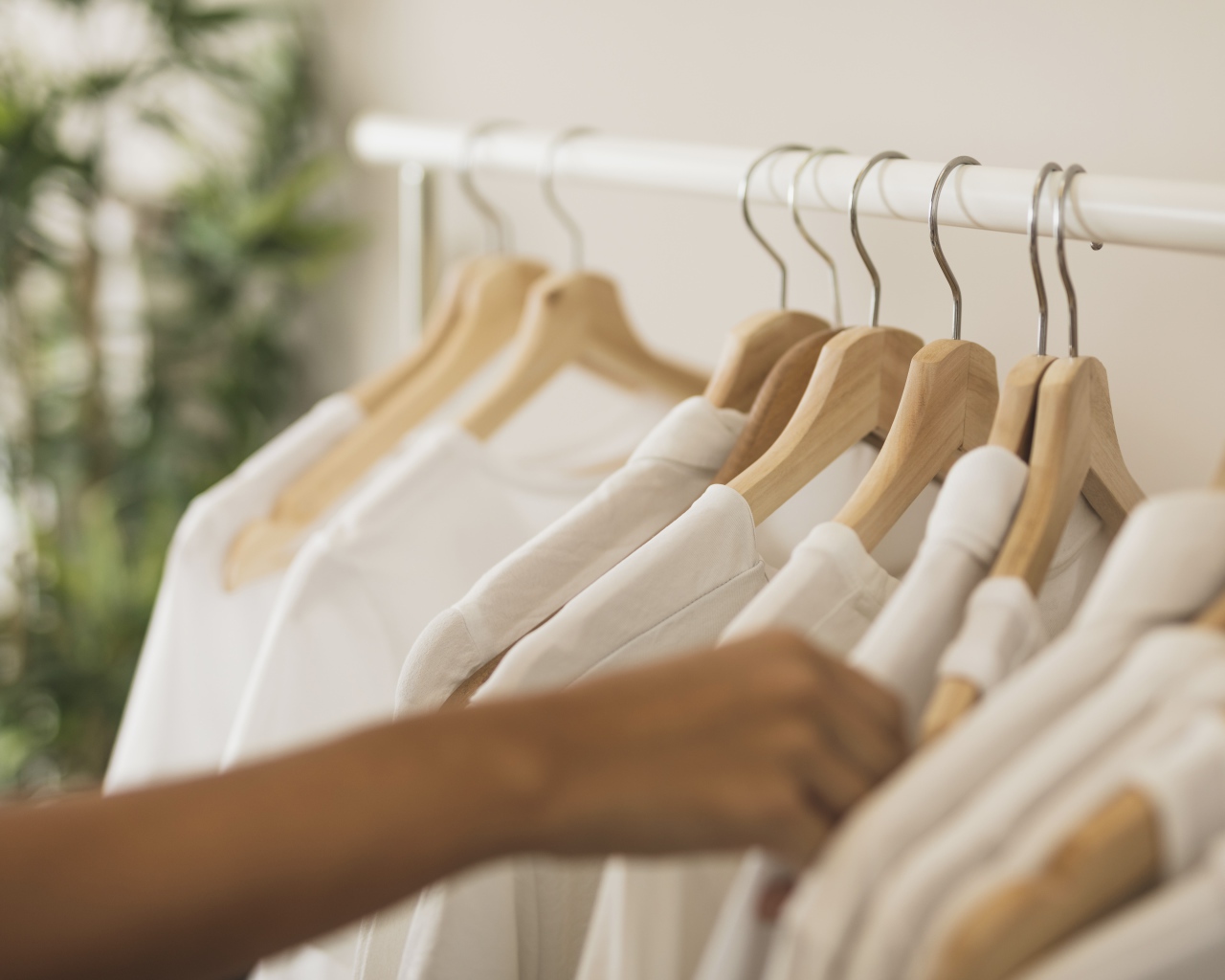 Много белых рубашек на вешалке