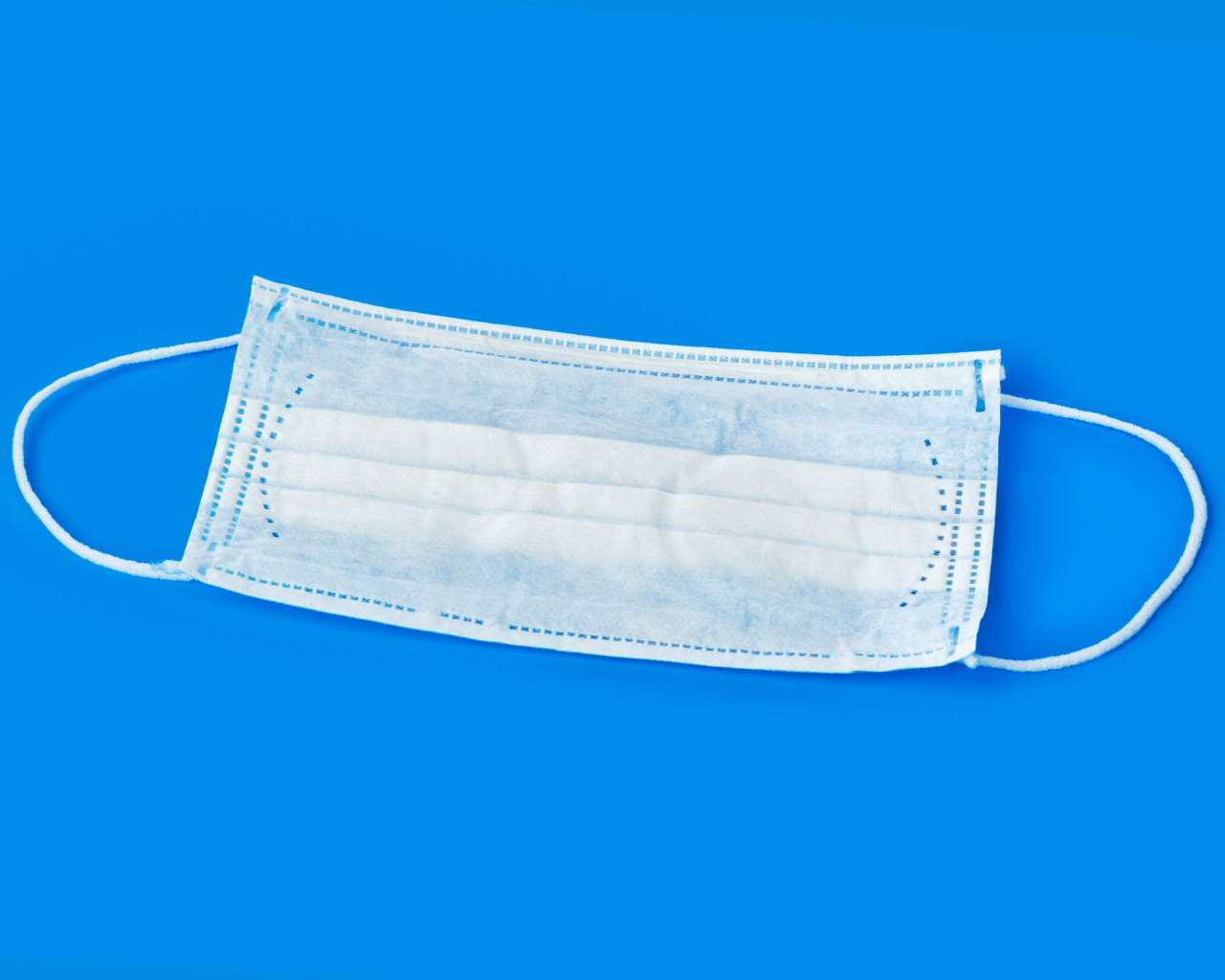 Медицинская маска на голубом фоне