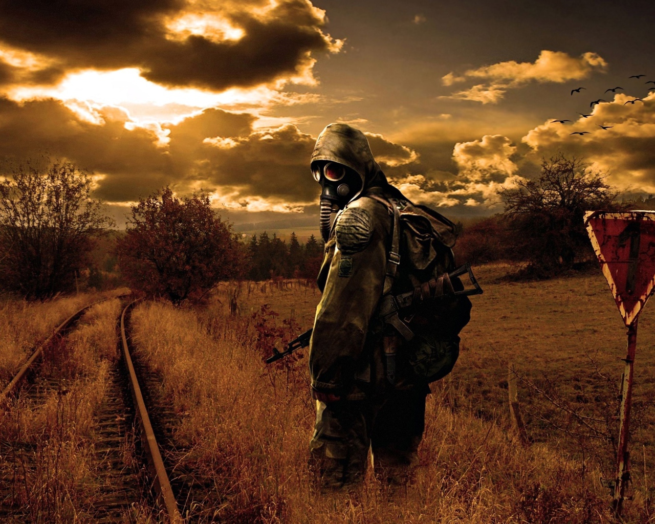 Сталкер в противогазе на рельсах, коронавирус 2020