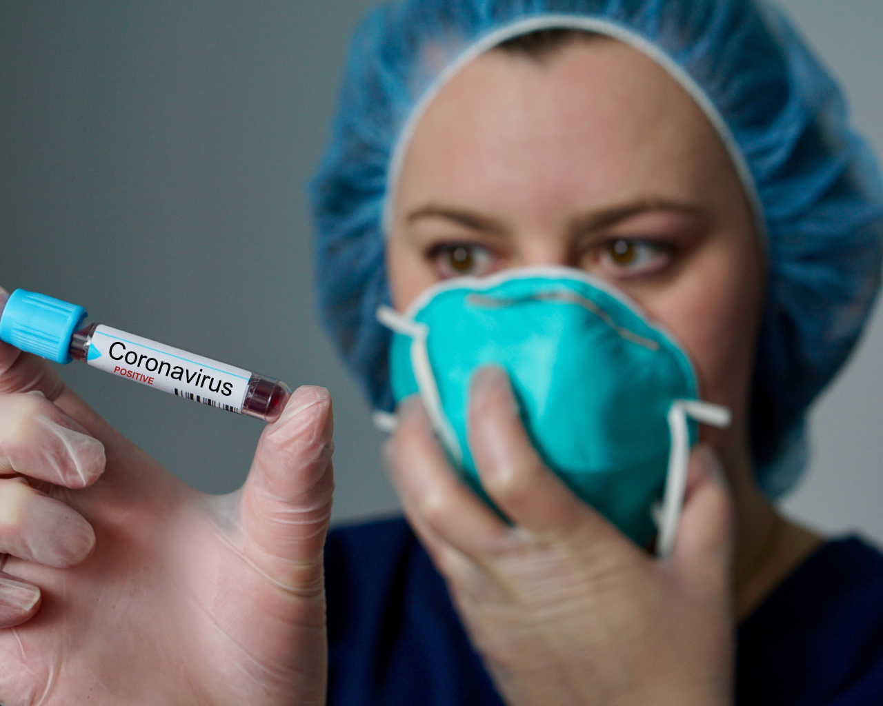 Врач держит положительный анализ на коронавирус covid-19