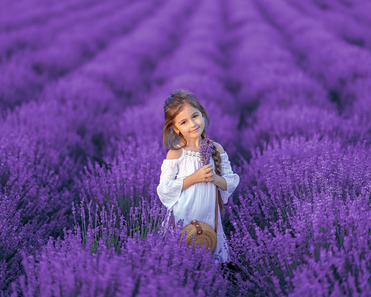 Красивая маленькая девочка на лавандовом поле 