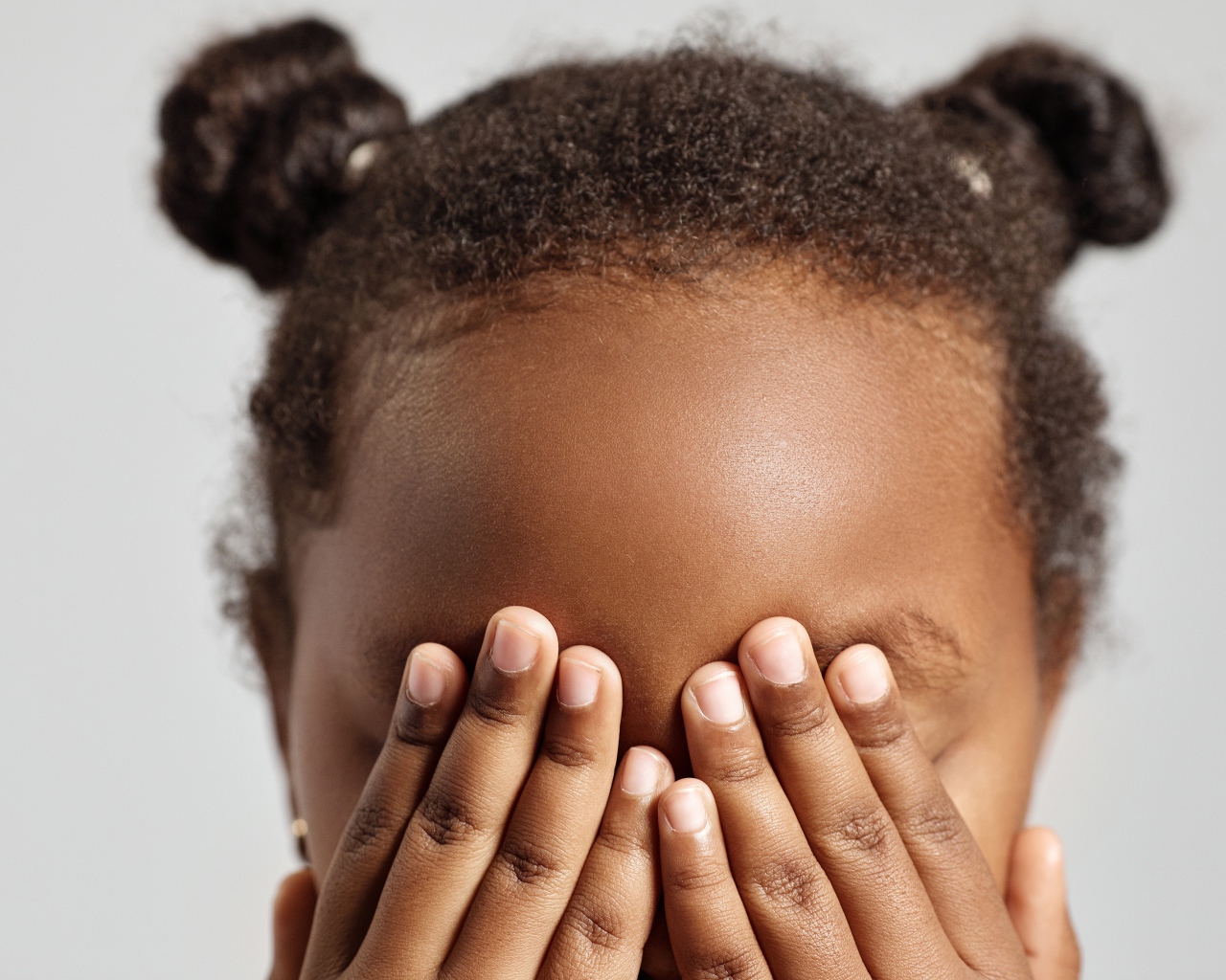 Темнокожая девочка закрыла глаза 