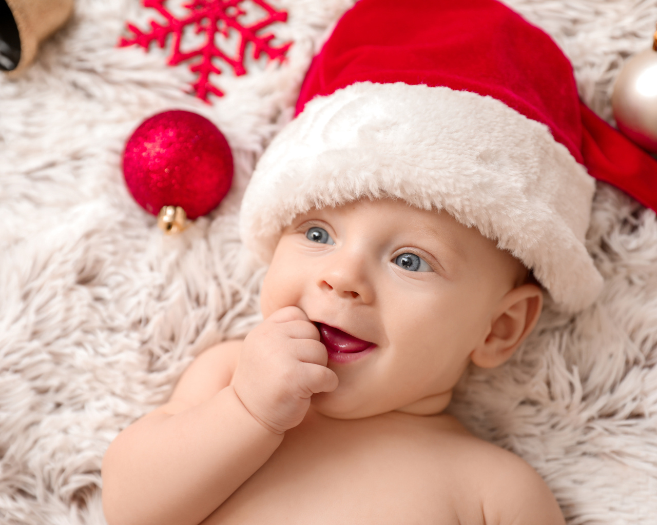 Милый малыш в красной шапке Санта Клауса 